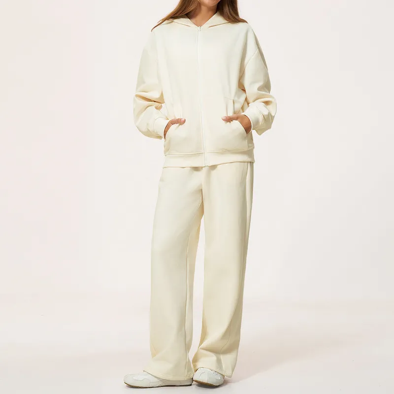Sudadera con capucha y cremallera completa color crema + pantalones casuales