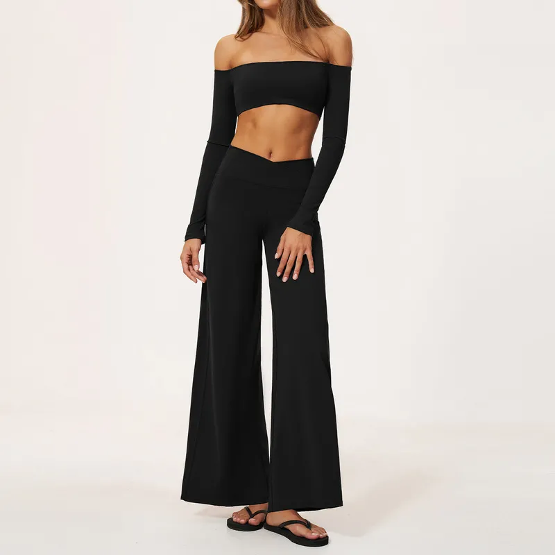Conjunto negro de manga larga con hombros descubiertos y pantalón