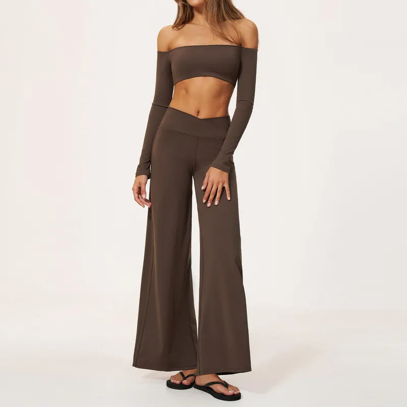 Conjunto marrón de manga larga con hombros descubiertos y pantalón
