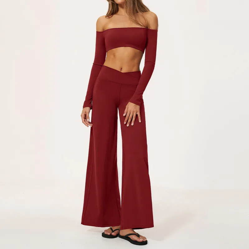 Conjunto retro rojo de manga larga con hombros descubiertos y pantalón