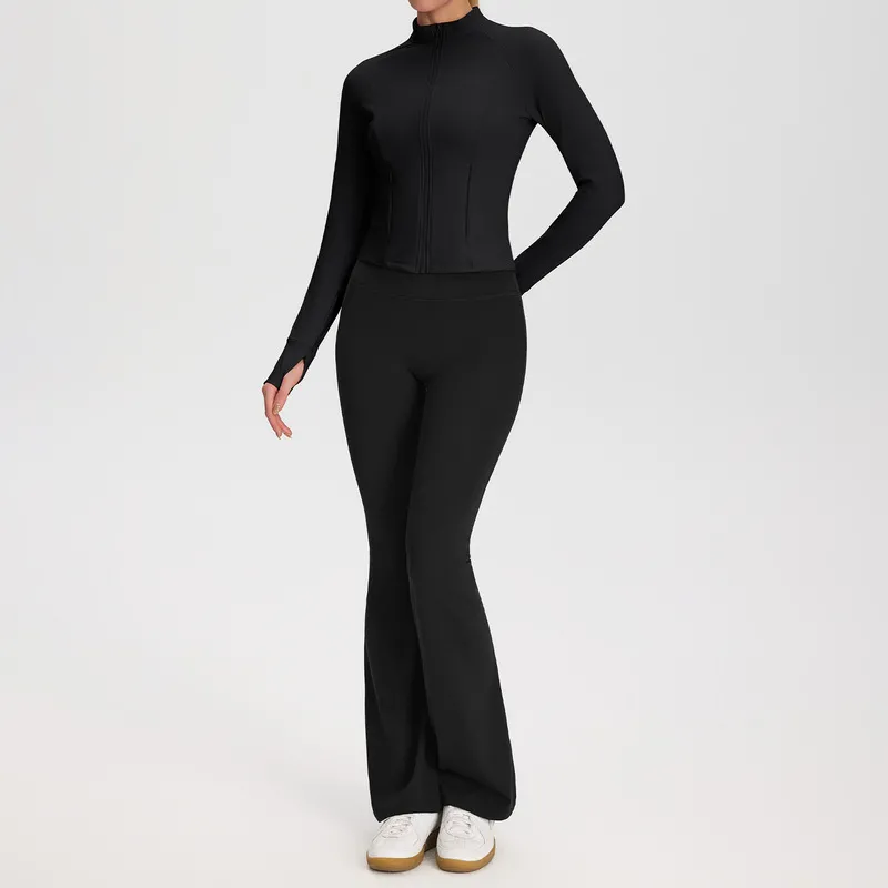 Chaquetas negras + pantalones acampanados