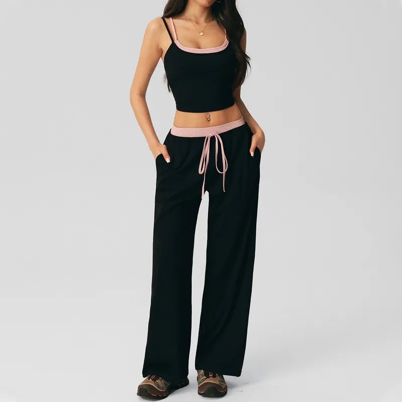 Camiseta de tirantes y pantalones negros