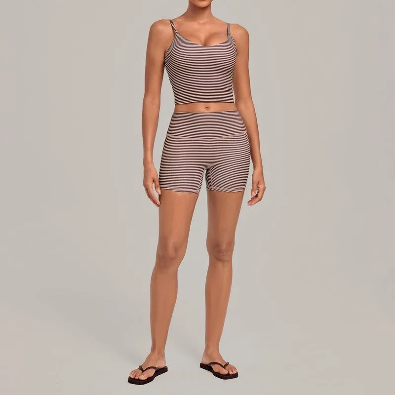 Camisetas sin mangas + shorts café y rayas