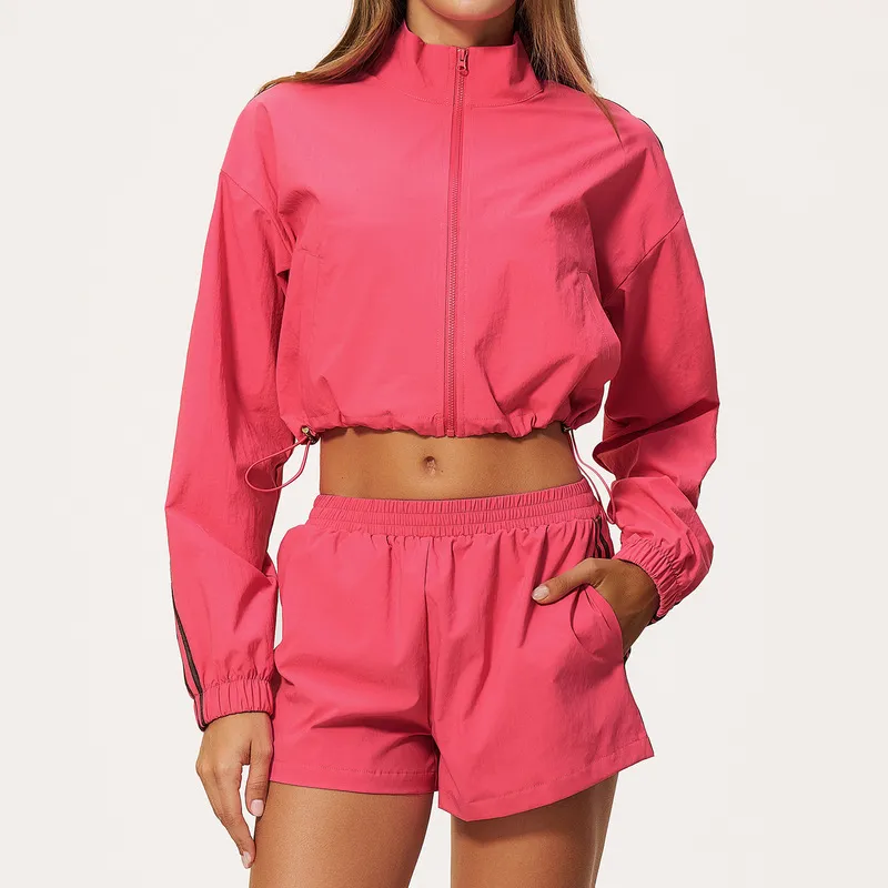 Conjunto de chaqueta y shorts color rosa