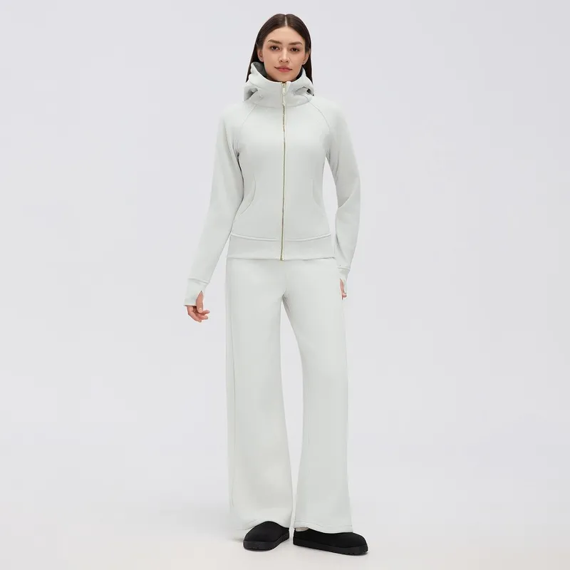 Chaquetas y pantalones de color marfil