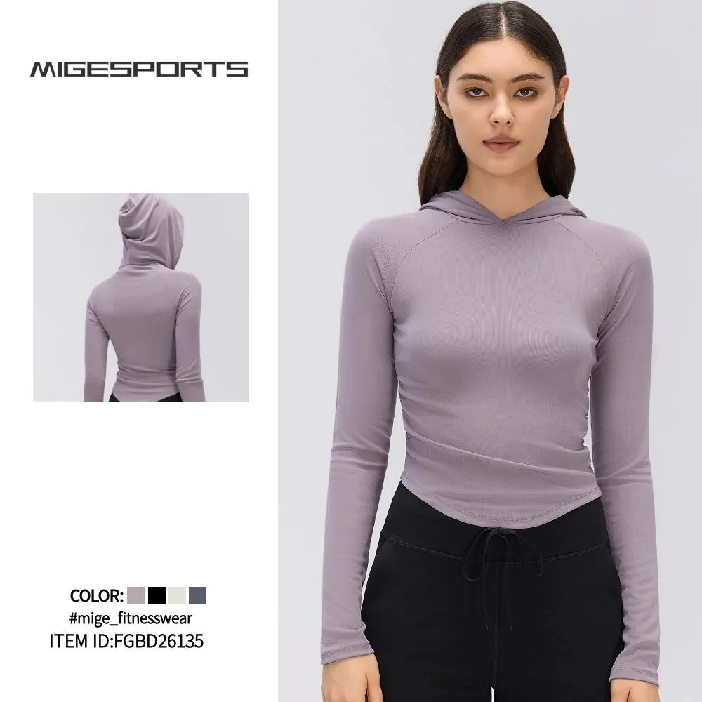 Prenda deportiva para mujer con capucha, manga larga y diseño entallado en la cintura; ideal para correr o practicar Pilates, confeccionada en tejido transpirable (modelo FGBD26135)