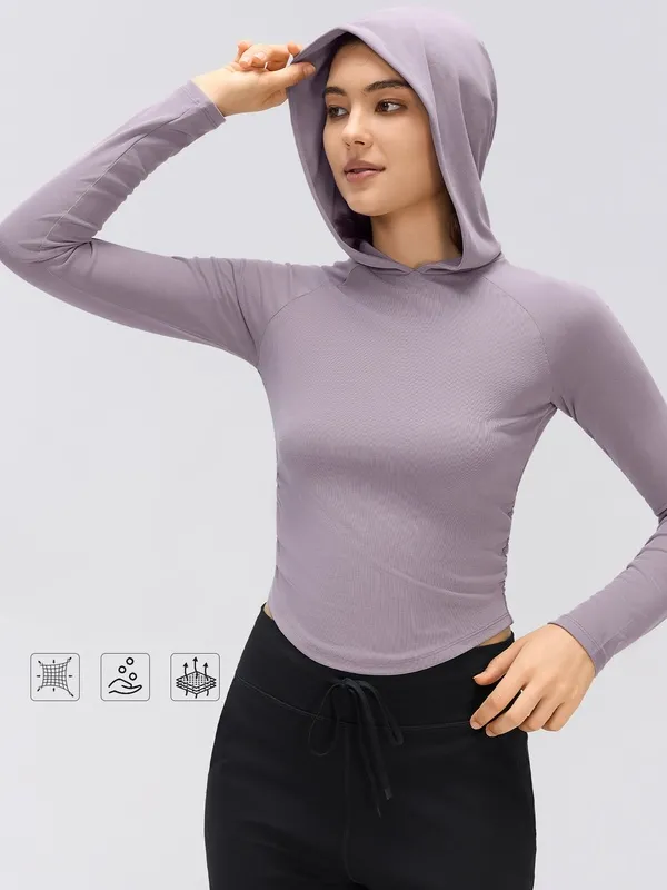 Prenda deportiva para mujer con capucha, manga larga y diseño entallado en la cintura; ideal para correr o practicar Pilates, confeccionada en tejido transpirable (modelo FGBD26135)