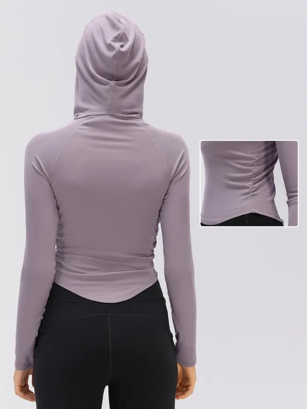 Prenda deportiva para mujer con capucha, manga larga y diseño entallado en la cintura; ideal para correr o practicar Pilates, confeccionada en tejido transpirable (modelo FGBD26135)