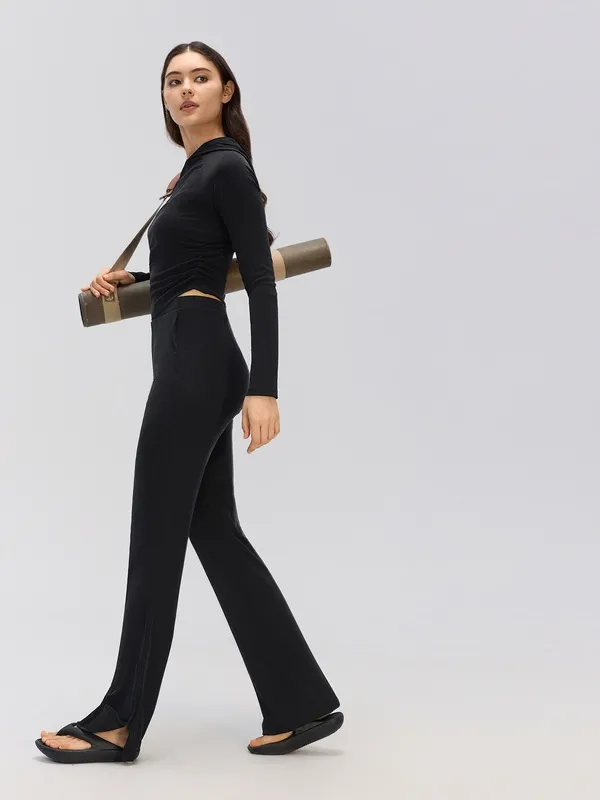 Prenda deportiva para mujer con capucha, manga larga y diseño entallado en la cintura; ideal para correr o practicar Pilates, confeccionada en tejido transpirable (modelo FGBD26135)