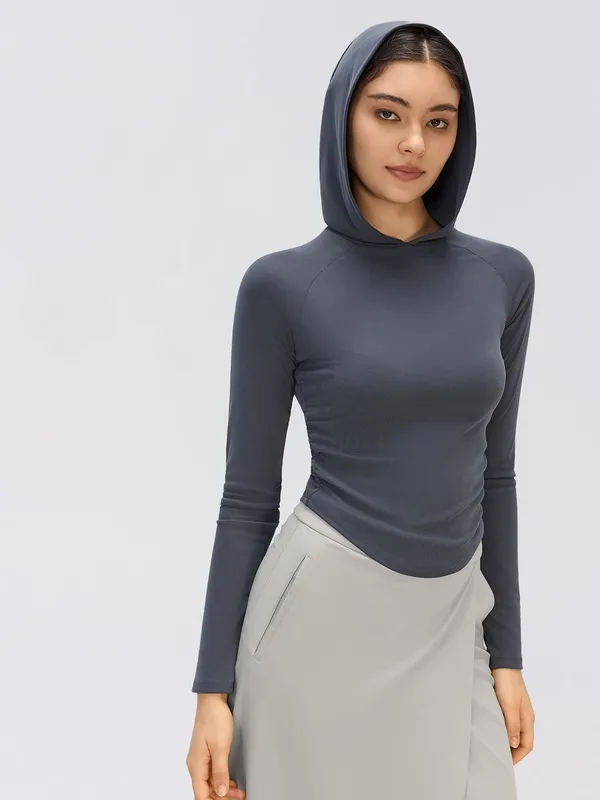 Prenda deportiva para mujer con capucha, manga larga y diseño entallado en la cintura; ideal para correr o practicar Pilates, confeccionada en tejido transpirable (modelo FGBD26135)