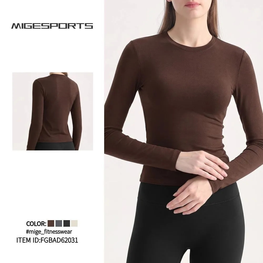 Top de manga larga con acabado cepillado, cuello redondo y corte entallado para gimnasio y running (FGBCX62031)