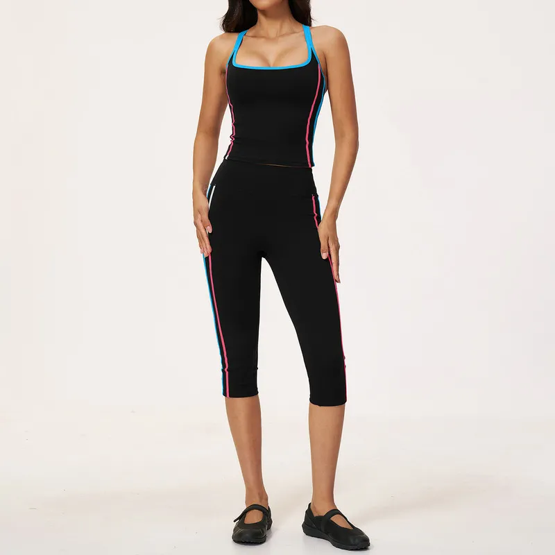 Camisetas de tirantes negras + leggings de largo tres cuartos