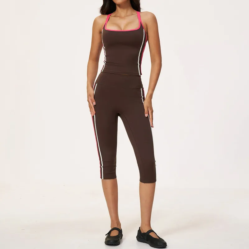 Camiseta de tirantes y leggings de largo 3/4, color café