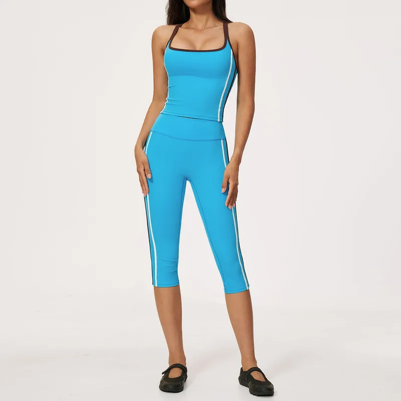 Camisetas de tirantes azules + leggings de largo tres cuartos