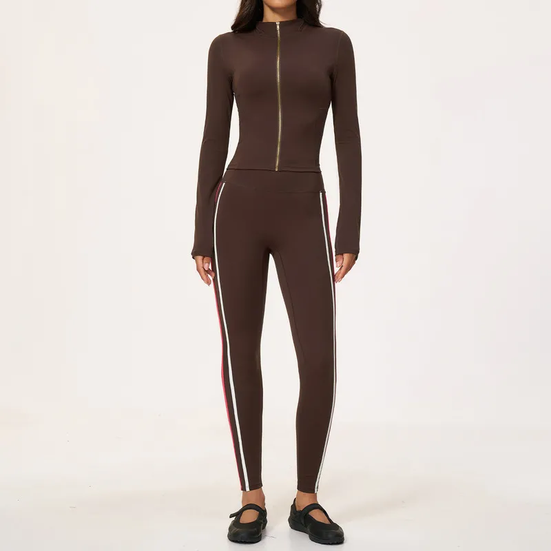 Chaqueta y leggings color café