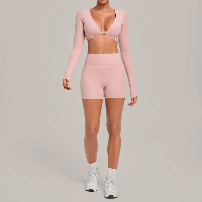 Conjunto de top corto y shorts en color rosa oscuro