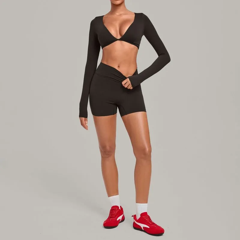Conjunto de top corto y shorts en color café oscuro