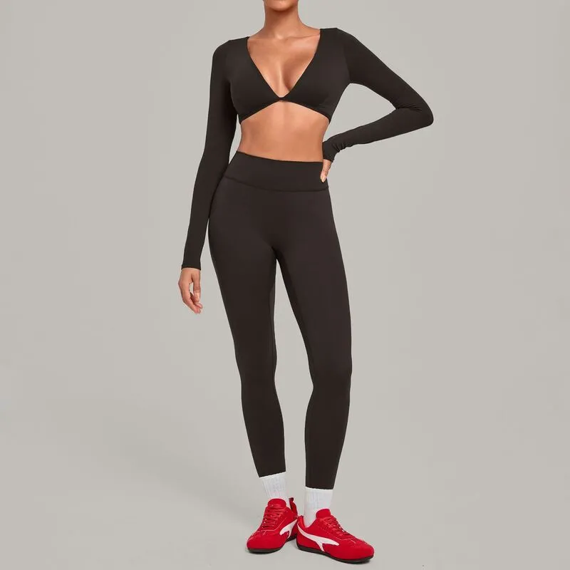 Conjunto de top corto y leggings en color café oscuro