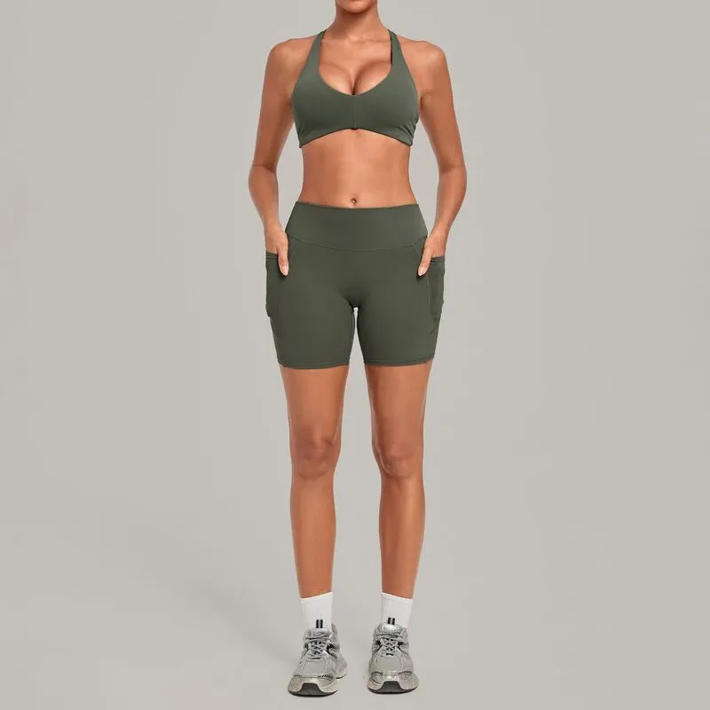 Sujetador y pantalones cortos de color verde caqui