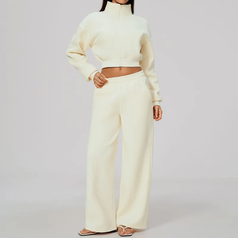 Chaquetas y pantalones color crema