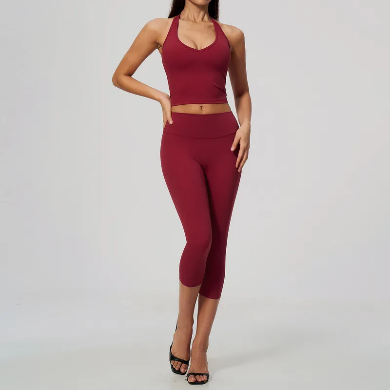 Conjunto de yoga de dos piezas: top con cuello halter y relleno, y leggings de largo 3/4; ideal para fitness y pilates, confeccionado en tejido de secado rápido (FGBTZ5529)