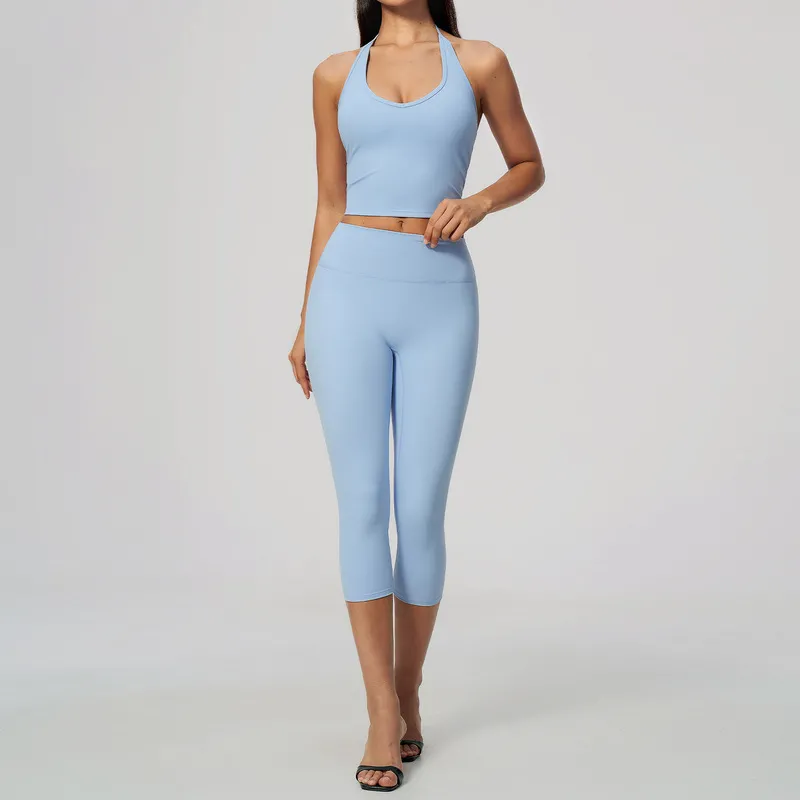 Conjunto de yoga de dos piezas: top con cuello halter y relleno, y leggings de largo 3/4; ideal para fitness y pilates, confeccionado en tejido de secado rápido (FGBTZ5529)