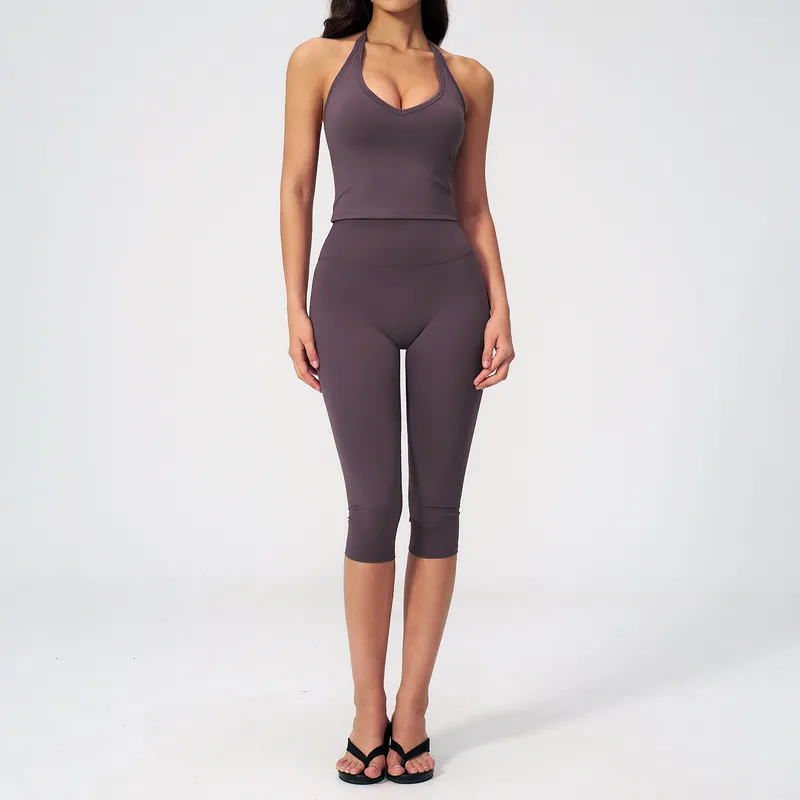 Conjunto de yoga de dos piezas: top con cuello halter y relleno, y leggings de largo 3/4; ideal para fitness y pilates, confeccionado en tejido de secado rápido (FGBTZ5529)