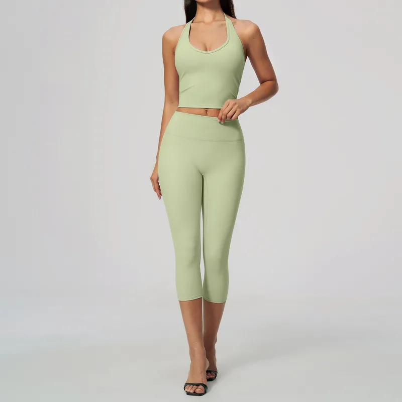 Camisetas de tirantes verdes + leggings de largo tres cuartos